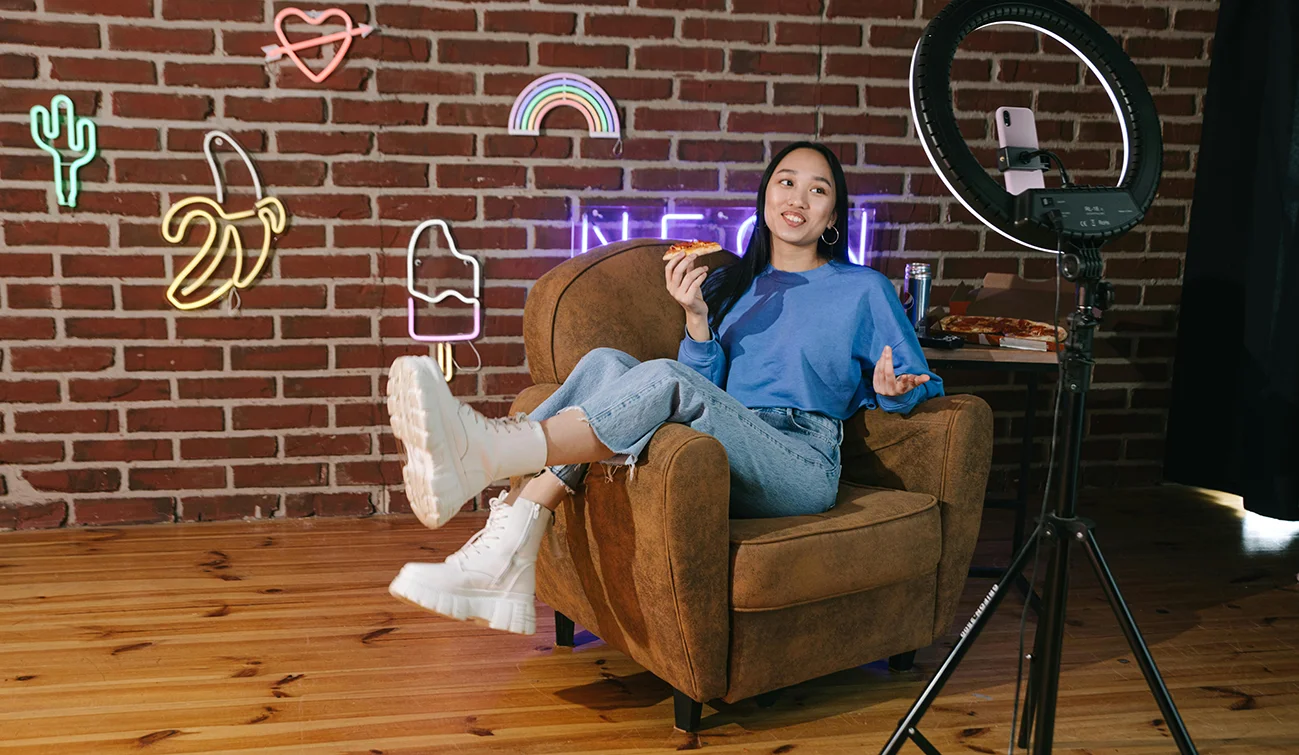 Modelo grabando contenido gastronómico para su canal en OFTV.